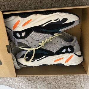 Yeezy 700 size